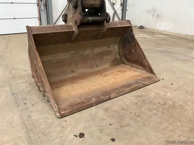 Escavadora de lagartas Hitachi ZX 250 LC-3