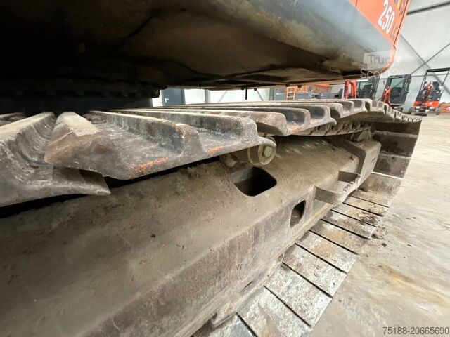 Escavadora de lagartas Hitachi ZX 250 LC-3