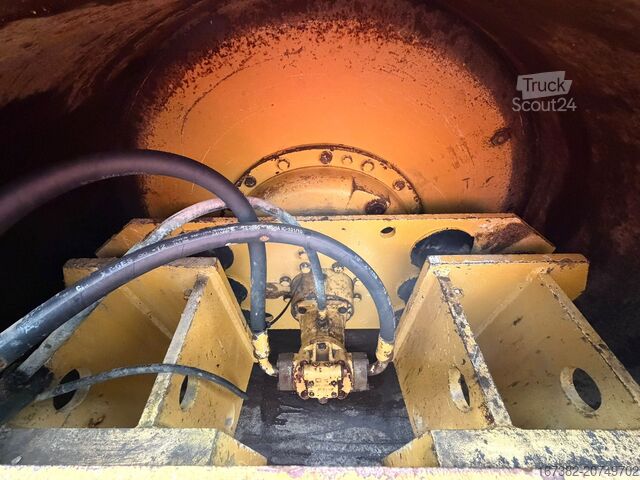 Single roller Caterpillar CS583E