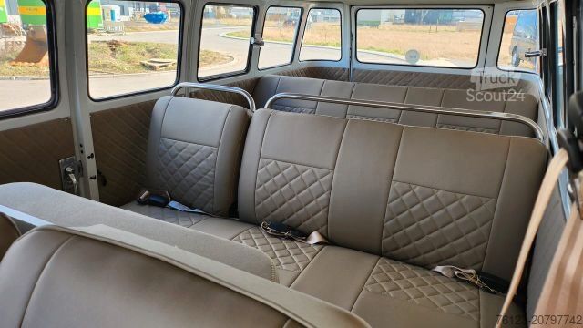 Kleinbus VOLKSWAGEN T 1 Samba mit Safarifenster
