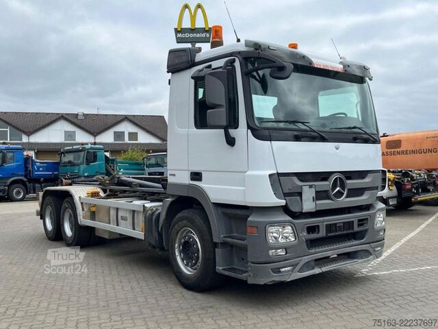 Haakarm vrachtwagen MERCEDES-BENZ Actros 2644 6x4 Abrollkipper Hiab XR 21S59