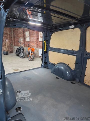 Minibus MERCEDES-BENZ Vito Kasten 110  Kamera Tempom. Klima Tüv neu E6
