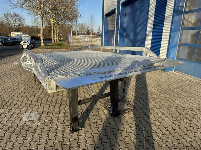 Rampa de carga 8T galvanizada, rampa para contentores  Verladerampe 8 Tonnen