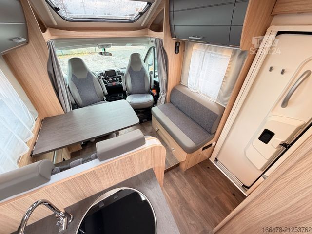 Semi-integrated camper SUNLIGHT T 67 *d*