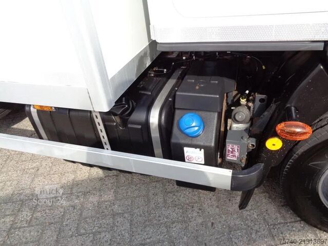 Плъзгащ се брезент Iveco Eurocargo 80EL21 Manual + Euro 6 + Dhollandia Lift