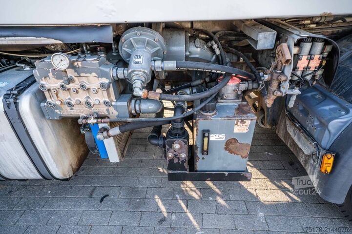 Balayeuse de voirie SCANIA P280 - SCHORLINGER OPTIFANT 70