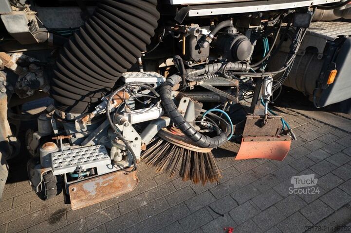 Balayeuse de voirie SCANIA P280 - SCHORLINGER OPTIFANT 70