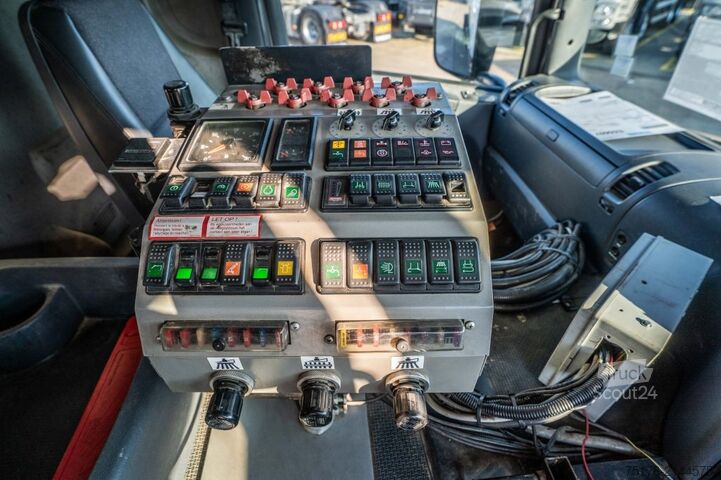 Balayeuse de voirie SCANIA P280 - SCHORLINGER OPTIFANT 70