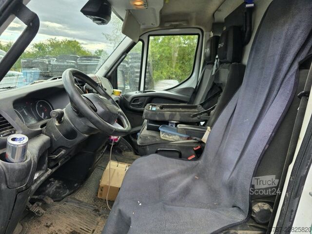 Dodávka s vysokou strechou IVECO 35S16 HiMatic, Klima Automat, 1+2 Sitzer, AHK