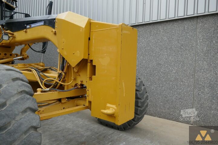 Równiarka Caterpillar 140M