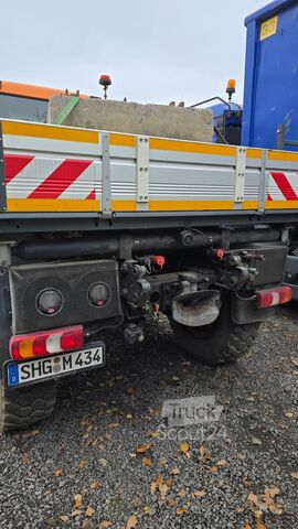 Unimog com espalhador e lâmina Schmidt Mercedes-Benz Unimog U527 Hydrostat Vario-Pilot Zapfwe