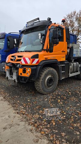 Unimog z posypywarką i lemieszem Schmidt Mercedes-Benz Unimog U527 Hydrostat Vario-Pilot Zapfwe