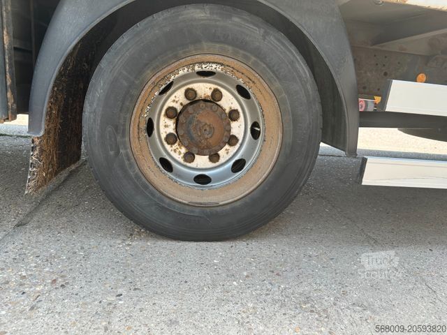 Camion cu platformă și prelată IVECO 120E22