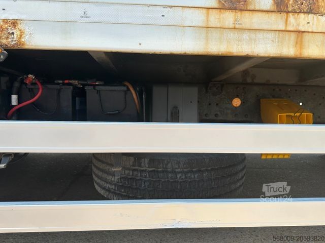 Camion cu platformă și prelată IVECO 120E22