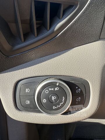 شاحنة صغيرة Ford Transit Connect