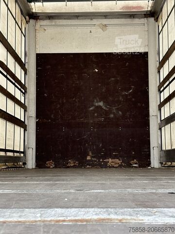 Troca de carroçaria por plataforma e lona Krone Jumbo 3m Innenhöhe Hubdach Edscha