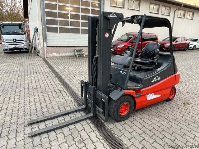 Voorlader vorkheftruck LINDE E30-02 Triplex Elektro Stapler 3.000kg Seitensch
