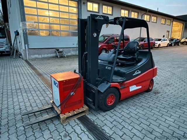 Voorlader vorkheftruck LINDE E30-02 Triplex Elektro Stapler 3.000kg Seitensch