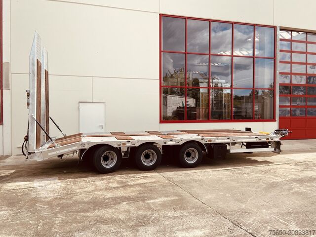 Remorcă cu platformă joasă Möslein TT 31 F 31 t GG Tridem- Tieflader 3 Achs, gelenktNeufahrzeug