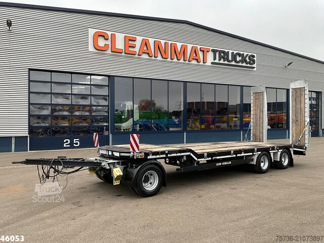 Car carrier van Schwarzmüller 3-assige aanhangwagen met oprijrampen