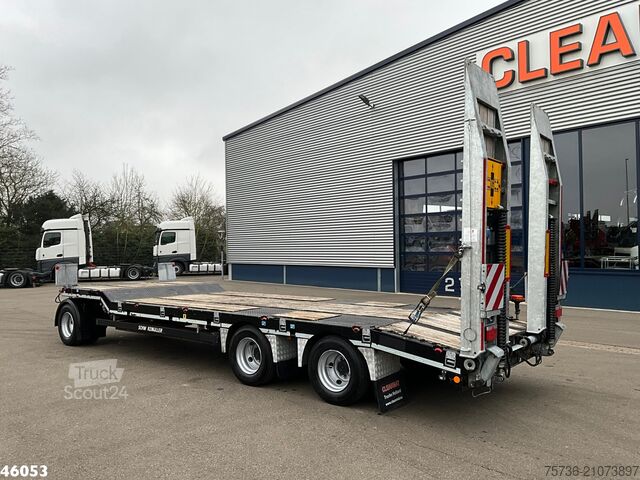 Car carrier van Schwarzmüller 3-assige aanhangwagen met oprijrampen