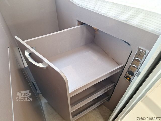 Ημιενσωματωμένο αυτοκινούμενο τροχόσπιτο BÜRSTNER Lyseo TD 727 G Mega Deal! 36.021 Euro sparen!