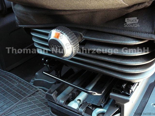 Vrachtwagen met bakwagen IVECO Daily 70C18 Koffer LBW AHK