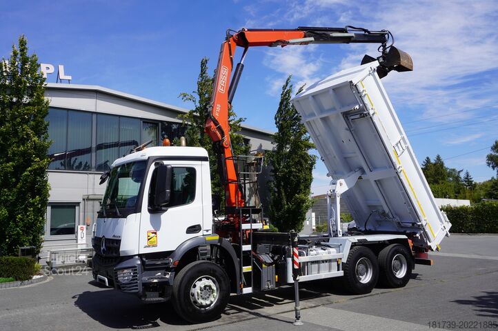 Basculantă trilaterală Mercedes-Benz Arocs 2636 / 6x4 / HDS Fassi / 3-Way Tip
