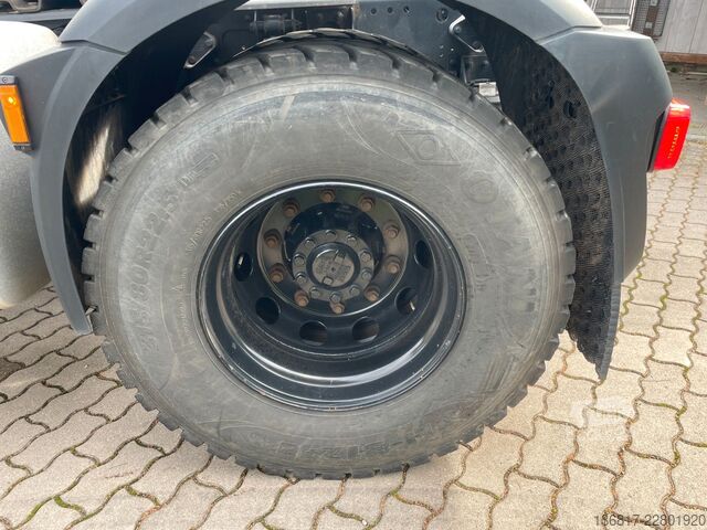 Стандартен влекач DAF XF 530 FT BL Retarder Standklima Corner View ACC