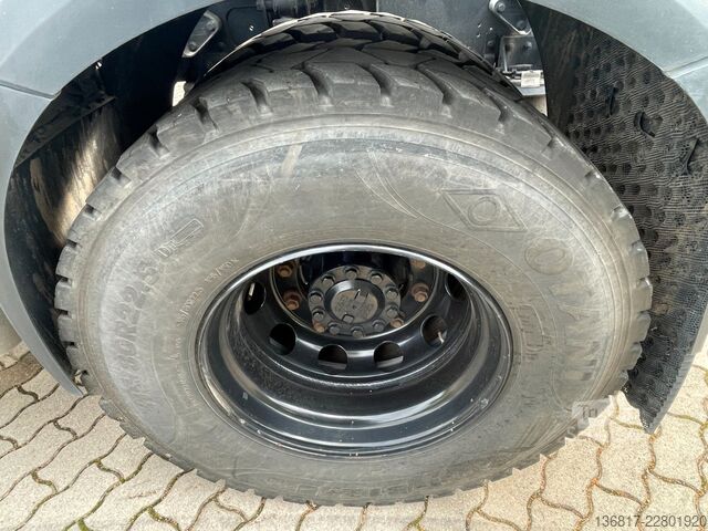 Стандартен влекач DAF XF 530 FT BL Retarder Standklima Corner View ACC
