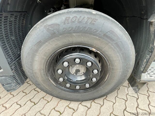Стандартен влекач DAF XF 530 FT BL Retarder Standklima Corner View ACC