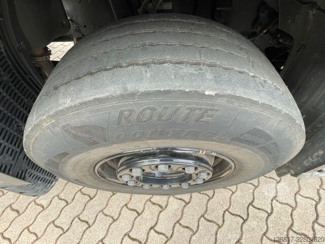 Стандартен влекач DAF XF 530 FT BL Retarder Standklima Corner View ACC