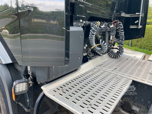 Стандартен влекач DAF XF 530 FT BL Retarder Standklima Corner View ACC