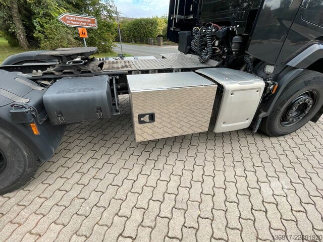 Стандартен влекач DAF XF 530 FT BL Retarder Standklima Corner View ACC