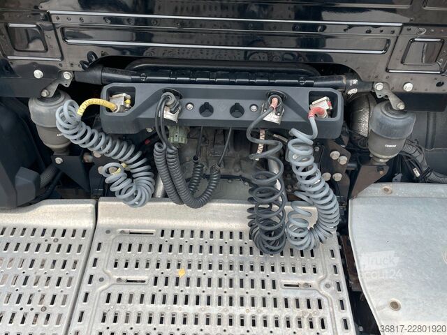 Стандартен влекач DAF XF 530 FT BL Retarder Standklima Corner View ACC