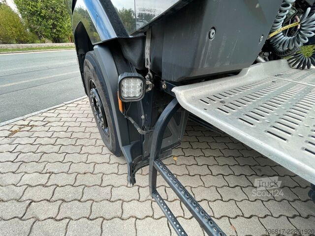 Стандартен влекач DAF XF 530 FT BL Retarder Standklima Corner View ACC