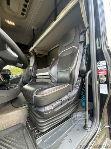 Стандартен влекач DAF XF 530 FT BL Retarder Standklima Corner View ACC