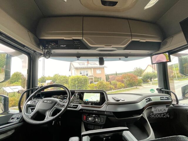 Стандартен влекач DAF XF 530 FT BL Retarder Standklima Corner View ACC