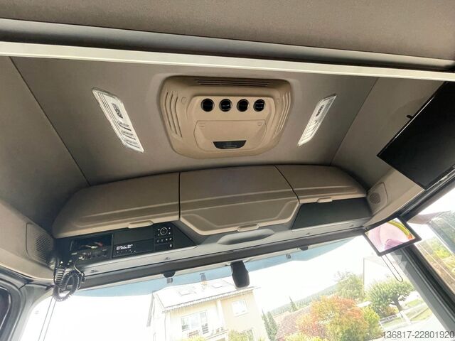 Стандартен влекач DAF XF 530 FT BL Retarder Standklima Corner View ACC