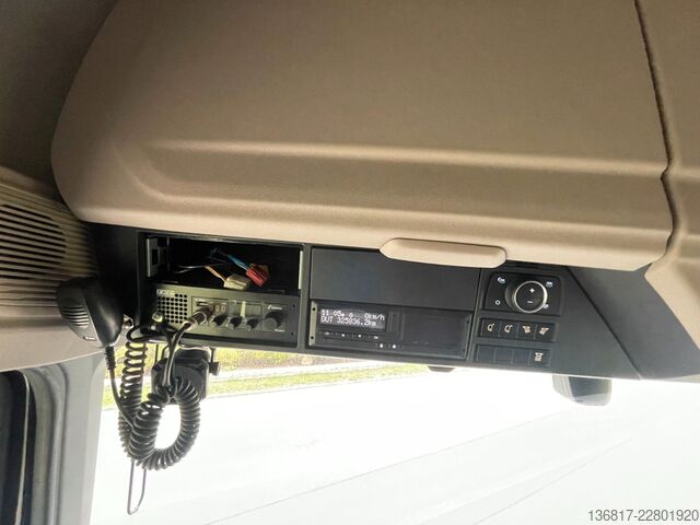Стандартен влекач DAF XF 530 FT BL Retarder Standklima Corner View ACC