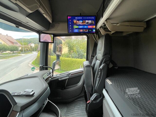 Стандартен влекач DAF XF 530 FT BL Retarder Standklima Corner View ACC