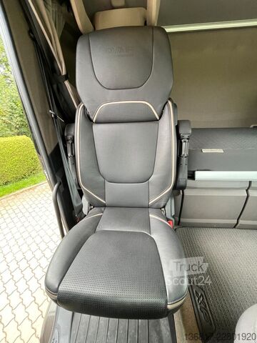 Стандартен влекач DAF XF 530 FT BL Retarder Standklima Corner View ACC
