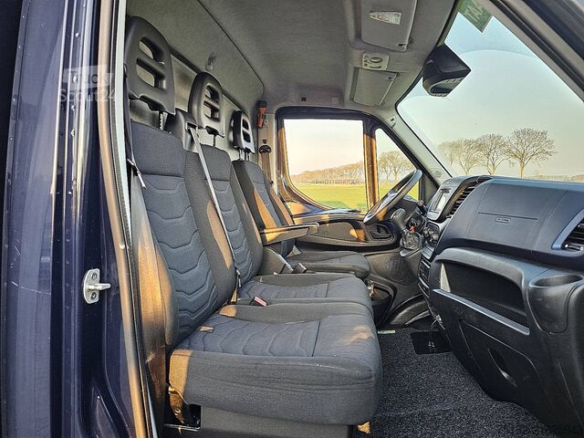 Suitcase IVECO DAILY 35C18 Bakwagen Laadklep