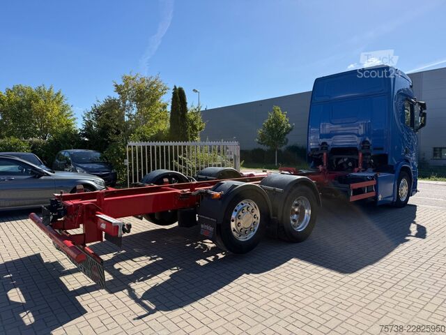 Šasija kamiona SCANIA R520 6X2*4 Fahrgestell V8/LENKACHSE/Retrader/Alu