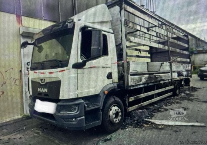 Camião plataforma com lona MAN TGM Brandschaden