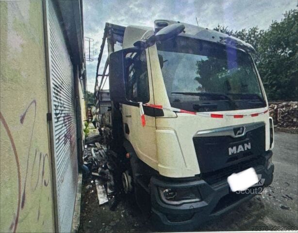Camião plataforma com lona MAN TGM Brandschaden