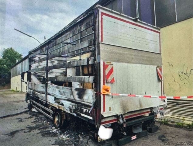 Camião plataforma com lona MAN TGM Brandschaden