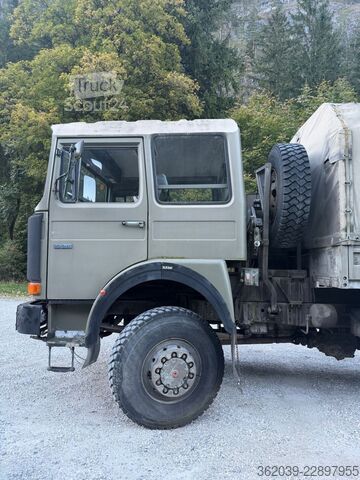 Вантажівка з платформою і тентом MAN 19.281 4X4 FAHRSCHULE 128000 KILOMETER ERSTER AT