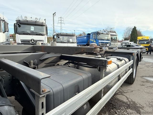 Camion porte-caisses amovibles MERCEDES-BENZ FAHRSCHULE/Actros2540/6x2/5Sitze/Veigel-Pedale