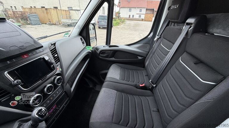 Járműszállító birkakabinnal Iveco 50C18H/P Fahrzeugtransporter